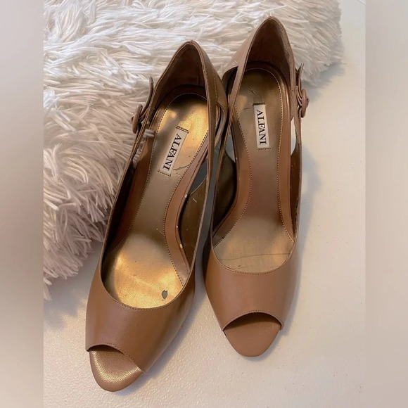 ALFANI 9m Nolita Tan pumps Peep toe & side buckle accents Leather upper 4’ heel - Picture 3 of 7